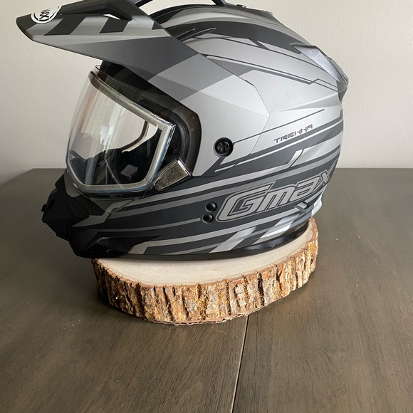 Large Gmax Trekka Helmet - Picture 2 of 8